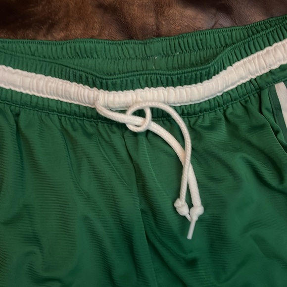 Celtics full uniform plus 2 hats - Picture 12 of 15